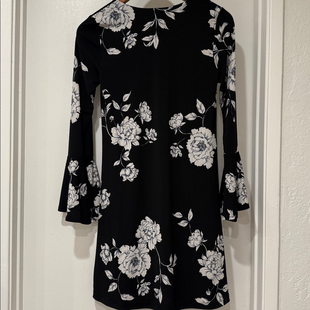 Karen Kane Black Dress with White Floral Design Sz XS - Picture 8 of 8